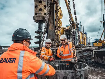 Unsere Mitarbeiter bei Bauer Spezialtiefbau beweisen jeden Tag aufs Neue starken Teamgeist