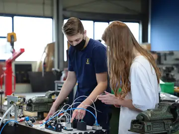 Girls‘ Day 2021: Schülerinnen erkunden bei Bauer technische Berufe 