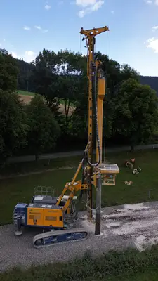 Baugrundverbesserung mittels Rüttelstopfsäulen und Kellypfählen für die Streckensanierung Couvet-Môtiers von der Bauer Spezialtiefbau Schweiz