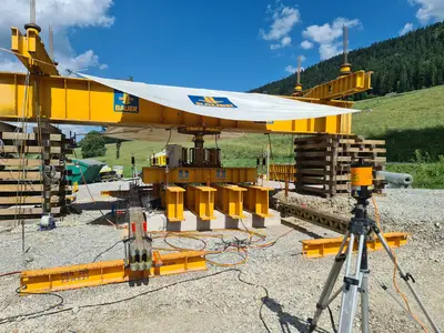 Versuchsaufbau der Probebelastung für die Streckensanierung Couvet-Môtiers von der Bauer Spezialtiefbau Schweiz